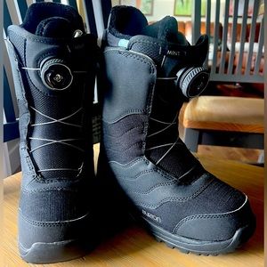 Size 5 womans burton mint snowboarding boots. Only worn twice